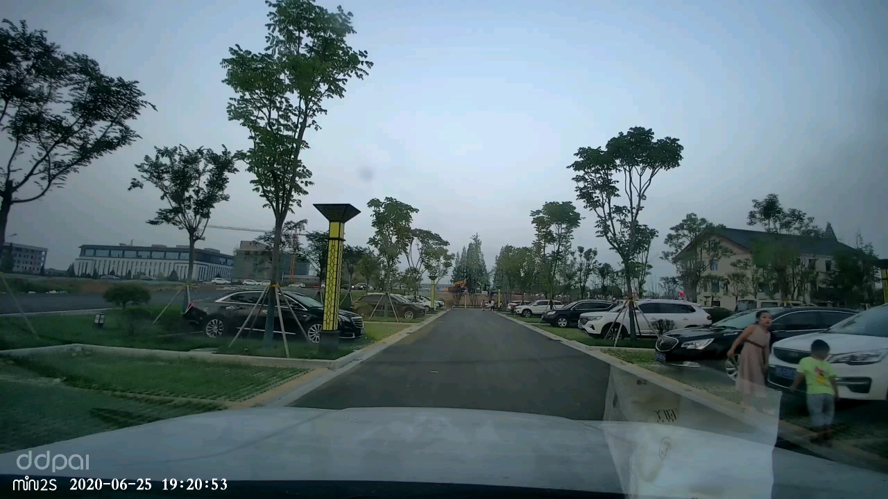 龙山湖停车场